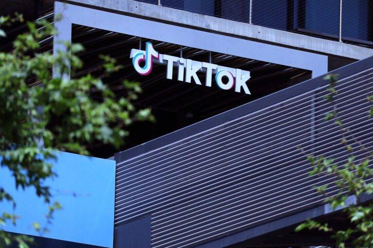 FOTOGRAFÍA. LOS ÁNGELES (ESTADOS UNIDOS DE AMÉRICA), 06 DE DICIEMBRE DE 2024. Vista del logo TikTok, en la sede de la compañía de redes sociales en Los Ángeles (EEUU). Un tribunal federal de apelaciones de Estados Unidos apoyó este viernes la ley que podría prohibir la red social TikTok en el país, alegando amenazas a la seguridad nacional por la recopilación de datos que hace la plataforma. Los tres jueces de la Corte de Apelaciones del Distrito de Columbia se posicionaron a favor de la ley aprobada por el Congreso en abril, que obliga a TikTok a desvincularse de su empresa matriz en China, ByteDance, o será prohibida en Estados Unidos el próximo enero. Efe