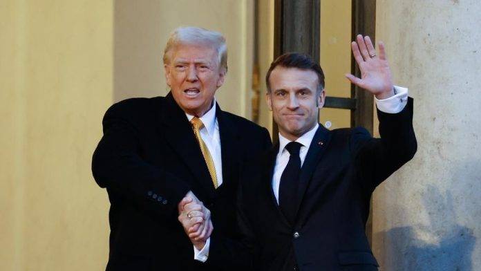 FOTOGRAFÍA. PARÍS (REPÚBLICA DE FRANCIA), 07 DE DICIEMBRE DE 2024. París.- El presidente electo de Estados Unidos, Donald John Trump (izda.), se va a reunir este sábado con el presidente ucraniano, Volodímir Oleksándrovich Zelenski (Volodímir Zelenski) quien está en camino de llegar, en un encuentro en el que también participa como anfitrión el jefe del Estado francés, Emmanuel Jean-Michel Frédéric Macron (Emmanuel Macron) (dcha), que los había invitado para las conmemoraciones de la reapertura de Notre Dame de París. Efe