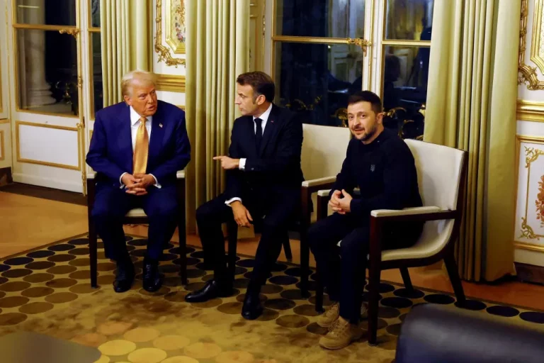 FOTOGRAFÍA. PARÍS (REPÚBLICA DE FRANCIA), 07 DE DICIEMBRE DE 2024. París.- El presidente electo de Estados Unidos, Donald John Trump (izquierda), se reunió este sábado con el presidente ucraniano, Volodímir Oleksándrovich Zelenski (Volodímir Zelenski) (derecha), en un encuentro en el que también participó como anfitrión el jefe del Estado francés, Emmanuel Jean-Michel Frédéric Macron (Emmanuel Macron), que los había invitado para las conmemoraciones de la reapertura de Notre Dame de París. Efe