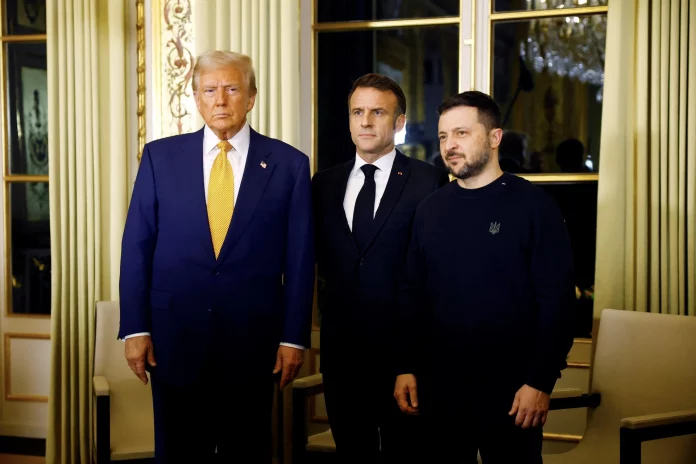 FOTOGRAFÍA. PARÍS (REPÚBLICA DE FRANCIA), 07 DE DICIEMBRE DE 2024. París.- El presidente electo de Estados Unidos, Donald John Trump (izquierda), se reunió este sábado con el presidente ucraniano, Volodímir Oleksándrovich Zelenski (Volodímir Zelenski) (derecha), en un encuentro en el que también participó como anfitrión el jefe del Estado francés, Emmanuel Jean-Michel Frédéric Macron (Emmanuel Macron), que los había invitado para las conmemoraciones de la reapertura de Notre Dame de París. Efe