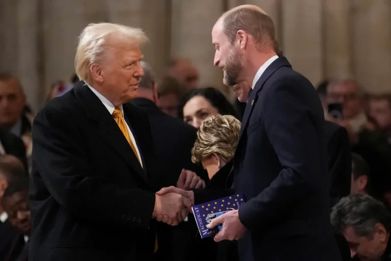 FOTOGRAFÍA. PARÍS (REPÚBLICA DE FRANCIA), 07 DE DICIEMBRE DE 2024. El presidente electo de Estados Unidos, Donald John Trump (izda.), le da la mano al Príncipe de Gales, Guillermo Arturo Felipe Luis (dcha.), en la catedral de Notre Dame de París, durante una ceremonia que marcó su reapertura oficial, en París, Francia, el 7 de diciembre de 2024. Efe