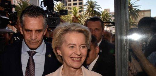 FOTOGRAFÍA. MONTEVIDEO (URUGUAY), 05 DE DICIEMBRE DE 2024. Unión Europea y el Mercosur. La presidente de la Comisión Europea, Ursula von der Leyen, ha llegado hoy, jueves 5 de diciembre de 2024, al Consejo de Mercado Común en Montevideo (Uruguay). Leyen arribó en la tarde de este jueves a la sede del Ejecutivo de Uruguay para reunirse con el presidente uruguayo, Luis Lacalle Pou. Efe