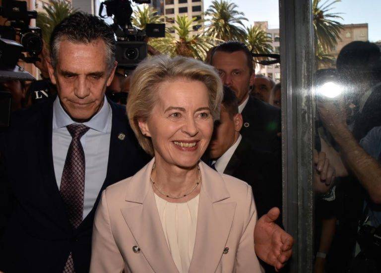 FOTOGRAFÍA. MONTEVIDEO (URUGUAY), 05 DE DICIEMBRE DE 2024. Unión Europea y el Mercosur. La presidente de la Comisión Europea, Ursula von der Leyen, ha llegado hoy, jueves 5 de diciembre de 2024, al Consejo de Mercado Común en Montevideo (Uruguay). Leyen arribó en la tarde de este jueves a la sede del Ejecutivo de Uruguay para reunirse con el presidente uruguayo, Luis Lacalle Pou. Efe