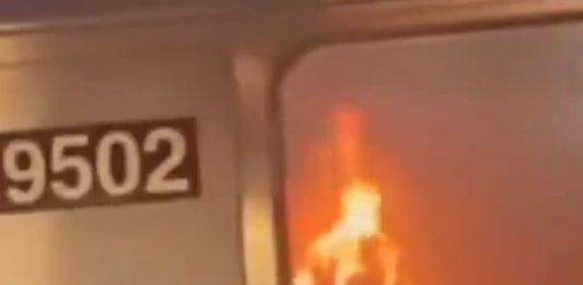 FOTOGRAFÍA. NUEVA YORK (ESTADOS UNIDOS DE AMÉRICA), 23 DE DICIEMBRE DE 2024. Un delincuente reincidente inmigrante ilegal de origen Guatemala, Sebastian Zapeta-Calil, ha sido detenido como "principal sospechoso" de quemar viva a una mujer de 29 años y estudiante de FILOSOFÍA, Amelia Carter, en un vagón del metro de Nueva York el domingo había sido arrestado como inmigrante irregular y deportado desde Estados Unidos en 2018. Así como ha confirmado este lunes, 23 de diciembre de 2024, el rotativo estadounidense "New York Post". Captura vídeo de testigo publicados en la red social X (antes Twitter)/Lasvocesdelpueblo (Ñ Pueblo)