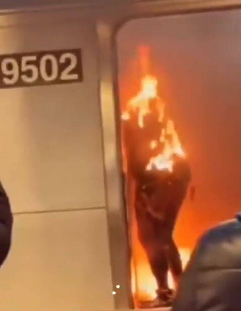 FOTOGRAFÍA. NUEVA YORK (ESTADOS UNIDOS DE AMÉRICA), 23 DE DICIEMBRE DE 2024. Un delincuente reincidente inmigrante ilegal de origen Guatemala, Sebastian Zapeta-Calil, ha sido detenido como "principal sospechoso" de quemar viva a una mujer de 29 años y estudiante de FILOSOFÍA, Amelia Carter, en un vagón del metro de Nueva York el domingo había sido arrestado como inmigrante irregular y deportado desde Estados Unidos en 2018. Así como ha confirmado este lunes, 23 de diciembre de 2024, el rotativo estadounidense "New York Post". Captura vídeo de testigo publicados en la red social X (antes Twitter)/Lasvocesdelpueblo (Ñ Pueblo)