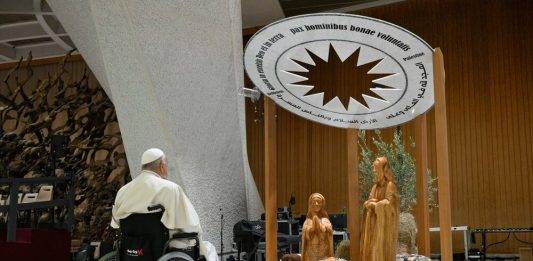 FOTOGRAFÍA. CIUDAD DEL VATICANO (EL VATICANO) ROMA (ITALIA), SÁBADO 07 DE DICIEMBRE DE 2024. Una acto insólito que roza la blasfemia preside el salón de las Audiencia de El Vaticano durante la visita de una delegación de la llamada "Embajada del Estado de Palestina" en Chile. El niño jesús y sus padres "María" y "José" son víctima de una burla y humillación religiosa por parte de la propia jefatura eclesiástica y su jefe de Gobierno, el Papa Francisco (Jorge Mario Bergoglio, es el 266.º y actual papa de la Iglesia católica). La sagrada familia era, es y será siempre judía, nunca "palestina" quiera el antisemitismo y antiisraelí o no, ni los textos bíblicos ni los historiadores más pro "palestina" reconocen la existencia de "Palestina" sino de Israel, "Palestina" nace después de la segunda guerra mundial y los propios árabes antisemitas son quienes rechazan la propuesta de la Organización de las Naciones Unidas (ONU) en 1967 sobre la constitución de "Palestina" como nuevo Estado independiente junto al Estado de Israel, israelíes sí que aceptan la proposición d ela ONU y se ponen mano en la obra para construir la Tierra Santa. Que el 266.º Papa de la Iglesia católica, Jorge Mario Bergoglio, se preste a esta gran falacia antisemita, es simplemente tan lamentable así como El vaticano en plena pandemia del COVID 19 apoyó la gran mentira de la industria farmacéutica sobre las falsas "vacunas" contra el virus de Wuhan (China), llegando a afirmar que "vacunarse contra el COVID 19 es un acto de amor". Pues todo lo contrario, muchos "vacunados" no sólo murieron después de "vacunarse" por la COVID 19 sino también por la propia "vacuna", pinchazo asesino que aparte de matar a los "vacunados" dejó secuelas irreversibles a los supervivientes de las "vacunas". España registró varios centenares de muertos por "vacunas" [https://www.lasvocesdelpueblo.com/el-gobierno-de-espana-confirma-362-muertes-tras-vacunacion-covid-y-240-casos-de-miocarditis-y-pericarditis-con-vacunas-covid/]. Fuentes de dicha "Embajada del Estado de Palestina" en Chile, aseguran que "el Nacimiento que preside el gran salón de audiencias del Vaticano es un regalo de la ciudad de Belén al Papa Francisco"-dicen y continúan- "por eso, la cuna del niño Jesús está decorada con una kufiya, el tradicional pañuelo o bufanda palestina, que es uno de los símbolos más reconocibles tanto de la lucha de ese pueblo como de apoyo a la misma"-puntualizan y añaden- "no es ese el sentido que quiere darle el Vaticano, que lo considera un modo de recordar a quienes viven la Navidad en guerra" -imparables continúan recogiendo las palabras del propio Papa Francisco- "cuando el Papa Francisco lo ha visto por primera vez este sábado (7 de diciembre de 2024) por la mañana, ha explicado que" -citan las palabras del papa Francisco:  "Ante este pesebre recordamos a nuestros hermanos y hermanas que, en Belén y en otras partes del mundo, sufren la tragedia de la guerra" -dijo el Papa presidiendo la gran mentira- y añadiendo- "con lágrimas en los ojos elevamos nuestra oración por la paz" -afirma el Papa como si estuviésemos en un circo lleno de incultos y continúa el jefe de la Iglesia católica sin decir nada absolutamente de quien provocó la actual guerra en el medio Oriente que son precisamente los "palestinos" al invadir el territorio soberano de Israel y masacrando a civiles y secuestrando centenares de israelíes vivos y muertos, entre ellos un bebé de 8 meses, después de quemar vivos otros bebés y violar niñas, niños, mujeres antes de despedirse de ellos con varios tiros su vagina o en sus genitales, y no vaya a ser que lo diga el Papa Francisco, o lo saben o vive él ya mismo en la mentira- "¡no más guerra, no más violencia!" -dice Francisco y reflexiona- "¿Sabéis que una de las inversiones más rentables aquí es la fábrica de armas? Beneficios por matar" -puntualiza añadiendo- "¡No más guerras!" -reiteró- "¡Que haya paz en todo el mundo y para todos los hombres, a quienes Dios ama!", clamó ante la blasfemia de un niño Jesús judía convertido en mentes pervertidas antisemitas en "palestino", obviando que si lo fuera el Cristianismo sería muerte y terror en la actualidad. La llamada "embajada Palestina" en Chile dice que "el Pontífice ha dado personalmente las gracias por el regalo a una delegación de la embajada de Palestina en El Vaticano y ha mencionado" -apunta citando las palabras del Papa Francisco en este acto de humillación: "La atormentada Palestina; doy una cordial bienvenida a las autoridades civiles y eclesiásticas presentes, en particular a los representantes especiales del presidente de Palestina, Sr. Mahmoud Abbas,que ha venido aquí varias veces", sentenció el Papa Francisco así como recoge la delegación de la "Embajada de palestina" en Chile. Lasvocesdelpueblo (Ñ Pueblo)