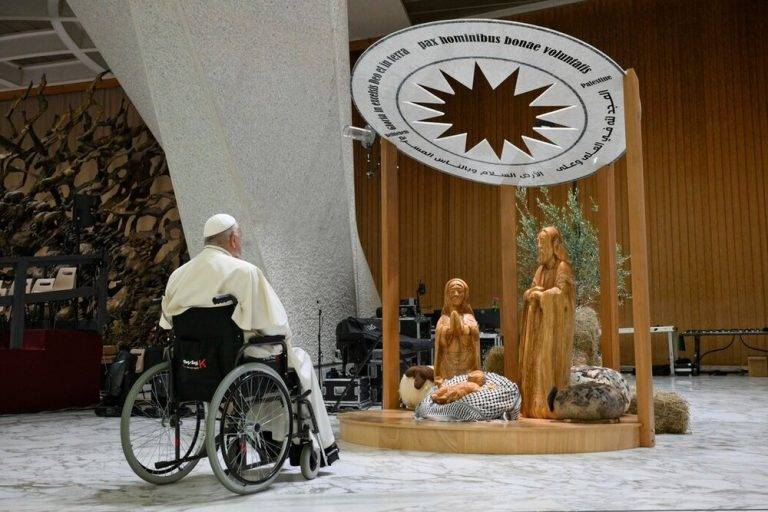 FOTOGRAFÍA. CIUDAD DEL VATICANO (EL VATICANO) ROMA (ITALIA), SÁBADO 07 DE DICIEMBRE DE 2024. Una acto insólito que roza la blasfemia preside el salón de las Audiencia de El Vaticano durante la visita de una delegación de la llamada "Embajada del Estado de Palestina" en Chile. El niño jesús y sus padres "María" y "José" son víctima de una burla y humillación religiosa por parte de la propia jefatura eclesiástica y su jefe de Gobierno, el Papa Francisco (Jorge Mario Bergoglio, es el 266.º y actual papa de la Iglesia católica). La sagrada familia era, es y será siempre judía, nunca "palestina" quiera el antisemitismo y antiisraelí o no, ni los textos bíblicos ni los historiadores más pro "palestina" reconocen la existencia de "Palestina" sino de Israel, "Palestina" nace después de la segunda guerra mundial y los propios árabes antisemitas son quienes rechazan la propuesta de la Organización de las Naciones Unidas (ONU) en 1967 sobre la constitución de "Palestina" como nuevo Estado independiente junto al Estado de Israel, israelíes sí que aceptan la proposición d ela ONU y se ponen mano en la obra para construir la Tierra Santa. Que el 266.º Papa de la Iglesia católica, Jorge Mario Bergoglio, se preste a esta gran falacia antisemita, es simplemente tan lamentable así como El vaticano en plena pandemia del COVID 19 apoyó la gran mentira de la industria farmacéutica sobre las falsas "vacunas" contra el virus de Wuhan (China), llegando a afirmar que "vacunarse contra el COVID 19 es un acto de amor". Pues todo lo contrario, muchos "vacunados" no sólo murieron después de "vacunarse" por la COVID 19 sino también por la propia "vacuna", pinchazo asesino que aparte de matar a los "vacunados" dejó secuelas irreversibles a los supervivientes de las "vacunas". España registró varios centenares de muertos por "vacunas" [https://www.lasvocesdelpueblo.com/el-gobierno-de-espana-confirma-362-muertes-tras-vacunacion-covid-y-240-casos-de-miocarditis-y-pericarditis-con-vacunas-covid/]. Fuentes de dicha "Embajada del Estado de Palestina" en Chile, aseguran que "el Nacimiento que preside el gran salón de audiencias del Vaticano es un regalo de la ciudad de Belén al Papa Francisco"-dicen y continúan- "por eso, la cuna del niño Jesús está decorada con una kufiya, el tradicional pañuelo o bufanda palestina, que es uno de los símbolos más reconocibles tanto de la lucha de ese pueblo como de apoyo a la misma"-puntualizan y añaden- "no es ese el sentido que quiere darle el Vaticano, que lo considera un modo de recordar a quienes viven la Navidad en guerra" -imparables continúan recogiendo las palabras del propio Papa Francisco- "cuando el Papa Francisco lo ha visto por primera vez este sábado (7 de diciembre de 2024) por la mañana, ha explicado que" -citan las palabras del papa Francisco:  "Ante este pesebre recordamos a nuestros hermanos y hermanas que, en Belén y en otras partes del mundo, sufren la tragedia de la guerra" -dijo el Papa presidiendo la gran mentira- y añadiendo- "con lágrimas en los ojos elevamos nuestra oración por la paz" -afirma el Papa como si estuviésemos en un circo lleno de incultos y continúa el jefe de la Iglesia católica sin decir nada absolutamente de quien provocó la actual guerra en el medio Oriente que son precisamente los "palestinos" al invadir el territorio soberano de Israel y masacrando a civiles y secuestrando centenares de israelíes vivos y muertos, entre ellos un bebé de 8 meses, después de quemar vivos otros bebés y violar niñas, niños, mujeres antes de despedirse de ellos con varios tiros su vagina o en sus genitales, y no vaya a ser que lo diga el Papa Francisco, o lo saben o vive él ya mismo en la mentira- "¡no más guerra, no más violencia!" -dice Francisco y reflexiona- "¿Sabéis que una de las inversiones más rentables aquí es la fábrica de armas? Beneficios por matar" -puntualiza añadiendo- "¡No más guerras!" -reiteró- "¡Que haya paz en todo el mundo y para todos los hombres, a quienes Dios ama!", clamó ante la blasfemia de un niño Jesús judía convertido en mentes pervertidas antisemitas en "palestino", obviando que si lo fuera el Cristianismo sería muerte y terror en la actualidad. La llamada "embajada Palestina" en Chile dice que "el Pontífice ha dado personalmente las gracias por el regalo a una delegación de la embajada de Palestina en El Vaticano y ha mencionado" -apunta citando las palabras del Papa Francisco en este acto de humillación: "La atormentada Palestina; doy una cordial bienvenida a las autoridades civiles y eclesiásticas presentes, en particular a los representantes especiales del presidente de Palestina, Sr. Mahmoud Abbas,que ha venido aquí varias veces", sentenció el Papa Francisco así como recoge la delegación de la "Embajada de palestina" en Chile. Lasvocesdelpueblo (Ñ Pueblo)