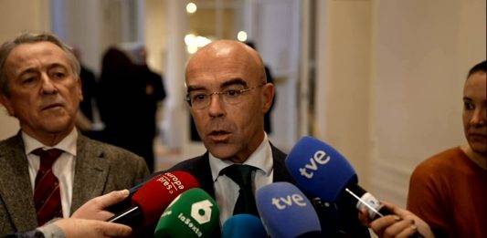 FOTOGRAFÍA. BRUSELAS (BÉLGICA), 23 DE DICIEMBRE DE 2024. La delegación europea de VOX, liderada por su eurodiputados número 1 y dos, Jorge Buxadé Villalba (c) y Hermann Leopoldo Tertsch del Valle-Lersundi (Hermann Tertsch) (i), registrada este lunes en sede parlamentaria europea durante unas declaraciones en favor de la coalición opositora antichavista venezolana "Mesa de Unidad Democrática (MUD)/Plataforma Unitaria Democrática (PUD)/Mesa de Unidad/Unidad", abanderada por el ganador de las elecciones presidenciales del pasado 28J de 2024, Edmundo González Urrutia, quien tomaría posesión el próximo viernes 10 de enero de 2025 y que el partido presidido por Santiago Abascal Conde reconoce como presidente legítimo de Venezuela junto a varias instituciones del Occidente. Lasvocesdelpueblo (Ñ Pueblo)