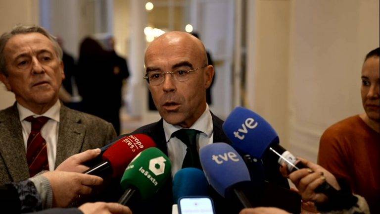 FOTOGRAFÍA. BRUSELAS (BÉLGICA), 23 DE DICIEMBRE DE 2024. La delegación europea de VOX, liderada por su eurodiputados número 1 y dos, Jorge Buxadé Villalba (c) y Hermann Leopoldo Tertsch del Valle-Lersundi (Hermann Tertsch) (i), registrada este lunes en sede parlamentaria europea durante unas declaraciones en favor de la coalición opositora antichavista venezolana "Mesa de Unidad Democrática (MUD)/Plataforma Unitaria Democrática (PUD)/Mesa de Unidad/Unidad", abanderada por el ganador de las elecciones presidenciales del pasado 28J de 2024, Edmundo González Urrutia, quien tomaría posesión el próximo viernes 10 de enero de 2025 y que el partido presidido por Santiago Abascal Conde reconoce como presidente legítimo de Venezuela junto a varias instituciones del Occidente. Lasvocesdelpueblo (Ñ Pueblo)