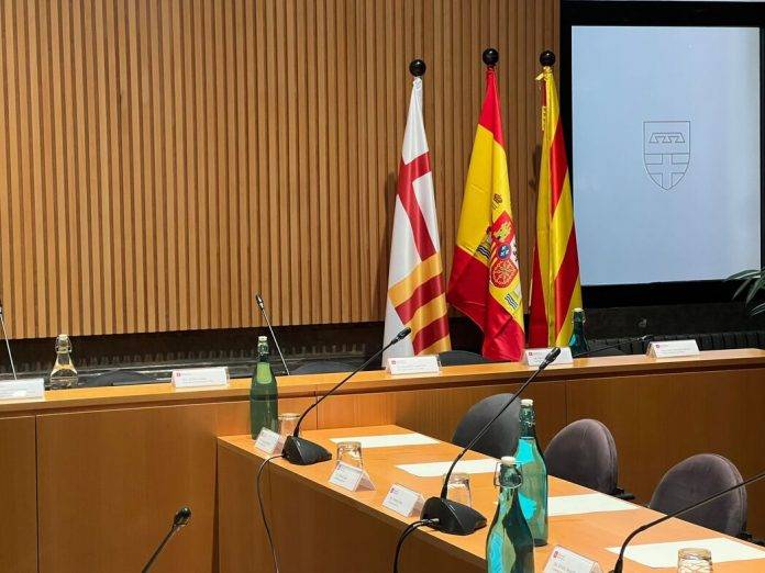 FOTOGRAFÍA. DISTRITO DE SAN MARTÍ (CIUDAD DE BARCELONA) BARCELONA (COMUNIDAD AUTÓNOMA DE CATALUÑA (REINO DE ESPAÑA), 06 DE DICIEMBRE DE 2024. Detalle de la bandera nacional del Reino de España (c) ondeando en los Plenos del Distrito de Sant Martí (Ciudad de Barcelona) desde el día del 46 aniversario de la Constitución española de 1978, gracias al voto útil al partido político VOX en las últimas elecciones municipales, cuyos representantes, liderados por el concejal presidente del Grupo Municipal de la Resistencia patriota VOX en el consistorio de la ciudad Condal, Gonzalo de Oro-Pulido Plaza, y el consejero de del Distrito de San Martí, Manuel Martínez Gutiérrez, han dado la batalla mediante un ruego ante la Administración Jaume Collboni Cuadrado (PSC/PSOE) has reconquistar la vuelta a la normalidad constitucional en la ciudad Condal. Lasvocesdelpueblo (Ñ Pueblo)