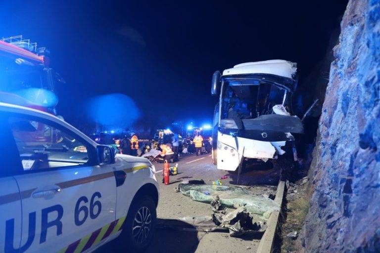 FOTOGRAFÍA. PORTÉ PUYMORENS (FRANCIA), 01/12/2024.- Al menos dos personas resultaron muertas, otras siete heridas de gravedad y otra se encuentra desaparecida en el accidente de un autobús español que tuvo lugar este domingo en una carretera de montaña en el departamento de Pirineos Orientales, en el sur del Francia. Bomberos de los Pirineos Orientales/Efe