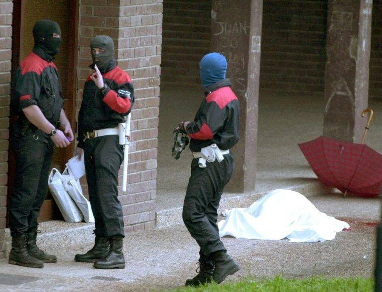 FOTOGRAFÍA. ANDOAIN (SAN SEBASTIÁN)  LAS VASCONGADAS (REINO DE ESPAÑA), 07 DE MAYO DE 2000. EL CUERPO DEL PERIODISTA JOSE LUIS LOPEZ DE LACALLE YACE TENDIDO EN EL SUELO TRAS SER ASESINADO ESTA MAÑANA DE CUATRO TIROS EN LA LOCALIDAD GUIPUZCOANA DE ANDOAIN. Efe