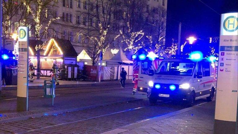 FOTOGRAFÍA. MAGDEBURGO (ALEMANIA), 20 DE DICIEMBRE DE 2024. Una ambulancia llega al mercadiño navideño donde se ha producido el incidente en Magdeburg. Un coche atropelló este viernes a varias personas en un mercado navideño en Magdeburgo (este de Alemania), sin que se tengan todavía informaciones sobre muertos o heridos. Afp