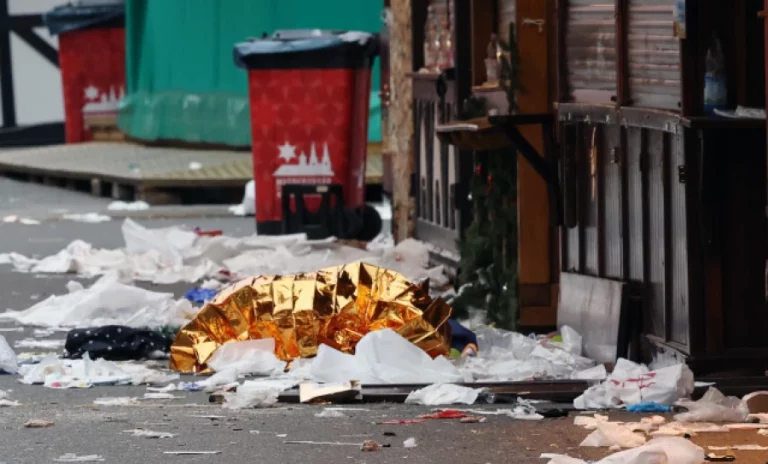 FOTOGRAFÍA. MAGDEBURGO (ALEMANIA), 20 DE DICIEMBRE DE 2024. Detalle de una parada del Mercado navideño alemán tras el atropello masivo perpetrado por parte del refugiado islamista de origen Arabia Saudita, Talib al Abdulmohsen, que causó al menos cuatro muertos y 200 heridos en un mercadillo navideño en Magdeburgo (Alemania). Efe