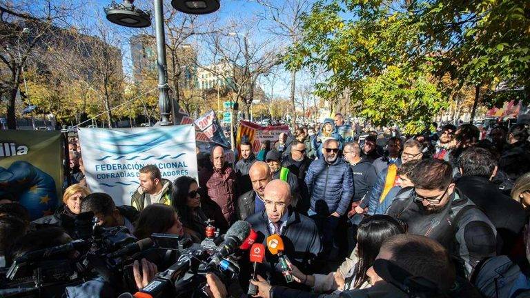 FOTOGRAFÍA. MADRID (REINOI DE ESPAÑA), 09 DE DICIEMBRE DE 2024. El jefe de la delegación de VOX en Europa, Jorge Buxadé Villalba, ha acudido hoy a la manifestación de los pescadores frente a la sede de la Comisión Europea en España, donde ha denunciado los recortes al sector, y ha advertido que VOX «no aceptará nada que no sea incrementar los días de las capturas». «¿Quién puede mantener a sus familias trabajando 27 días al año?», se ha preguntado. Lasvocesdelpueblo (Ñ Pueblo)
