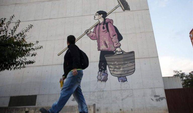 FOTOGRAFÍA. VALENCIA (COMUNIDAD VALENCIANA) REINO DE ESPAÑA, 02/12/2024.- Vista general del mural, de 16 por 8 metros, diseño del ilustrador valenciano Paco Roca, que el pintor Martín Forés se encarga de plasmar en la fachada de la Rambleta de Valencia, en homenaje a los voluntarios que han ayudado a los afectados por la dana en Valencia. Efe