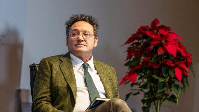 FOTOGRAFÍA. TOLEDO (CASTILLA-LA MANCHA) REINO DE ESPAÑA, 04 DE DICIEMBRE DE 2024. El socialista fiscal general del Estado, Álvaro García Ortiz, ofrece una conferencia en Toledo (Castilla-La Mancha) con el motivo del aniversario de la Constitución Española de 1978. El acto, introducido por la delegada del Gobierno, Milagros Tolón, que ha sido presentado por el periodista Enrique Sánchez Lubiíán, ha contado con la intervención de miembro del Partido Socialista Obrero Español (PSOE), exdiputada en el Congreso de los Diputados y exvoicepresidente del Gobierno de España presidido por el actual jefe del Ejecutivo español pedro Sánchez Pérez-Castejón y en la actualidad enchufada como presidente del Consejo de Estado, Carmen Calvo Poyato. Efe