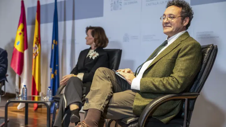 FOTOGRAFÍA. TOLEDO (CASTILLA-LA MANCHA) REINO DE ESPAÑA, 04 DE DICIEMBRE DE 2024. El socialista fiscal general del Estado, Álvaro García Ortiz, ofrece una conferencia en Toledo (Castilla-La Mancha) con el motivo del aniversario de la Constitución Española de 1978. El acto, introducido por la delegada del Gobierno, Milagros Tolón, que ha sido presentado por el periodista Enrique Sánchez Lubiíán, ha contado con la intervención de miembro del Partido Socialista Obrero Español (PSOE), exdiputada en el Congreso de los Diputados y exvoicepresidente del Gobierno de España presidido por el actual jefe del Ejecutivo español pedro Sánchez Pérez-Castejón y en la actualidad enchufada como presidente del Consejo de Estado, Carmen Calvo Poyato. Efe