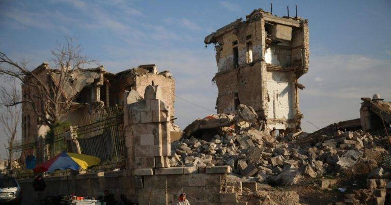 FOTOGRAFÍA. DERAA (SIRIA), 07 DE DICIEMBRE DE 2024. Guerra civil en Siria. Ya se encuentra a las puertas de la ciudad de Homs, en el centro de Siria, la coalición opositora armada, liderada por el Hayat Tahrir al-Sham (Hayʼat Taḥrīr aš-Šām), traducido al español "Organización para la Liberación del Levante" o "Comité de Liberación del Levante", (heredera de la exfilial siria de Al Qaeda) e integrada por grupo rebeldes apoyados por la Republica de Turquía, que preside otro totalitario árabe y socio número uno de la unión Europea, Recep Tayyip Erdoğan, —una organización yihadista salafista involucrada en la guerra civil siria que Se formó el 28 de enero de 2017 como una fusión entre Jabhat Fateh al-Sham (antes Frente al-Nusra), Ansar ad-Din, Jaysh al-Sunna, Liwa al-Haqq y Nour al-Din al-Zenki y aboga por una sociedad basada en la sharia, siendo un califato islámico el único régimen que defiende en Siria, y describe la democracia como la «religión de los impíos». eso sí combatiendo contra otras fracciones islamistas totalitarias muy peligrosas de idelogía chií aliadas de la república islámica de Irán como el Hezbolá (Hezbollah), grupos descontrolados afines del régimen de los Ayatolas como el Hamás, Yihad Islámica Palestina y grupos terroristas iraquíes. Efe