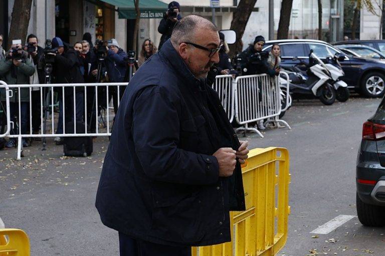 FOTOGRAFÍA. MADRID (ESPAÑA), 17/12/2024.- Koldo García, durante años asesor del exministro José Luis Ábalos, a su llegada este martes al Tribunal Supremo para declarar por primera vez ante un juez, después de que el empresario Víctor De Aldama reiterase ayer que pagó a ambos comisiones y que éstos le dijeron que "una parte" iba para el PSOE. Efe