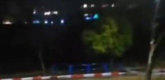 FOTOGRAFÍA. TEL AVIV (ISRAEL), 30 DE DICIEMBRE DE 2024. El analista vecino de Tel Aviv (Israel), Gabriel Yerushalmi, denunció esta noche que "acaban de sonar las sirenas de ataque aéreo justo mientras me hacía unas tostadas". "En principio no sabía si se trataba de un nuevo ataque de los hutíes" desde Yemen. "Esta es justamente la razón por la que se activan las alarmas en zonas tan extensas". "Cuando un misil o cohete es interceptado, sus restos se desploman a tierra en cualquier parte y pueden causar mucho daño". "Esto parece ser un trozo del tubo de la tobera del misil hutí" de los grupos islamofascista proxy de Irán en Yemen, "interceptado, el que acaban de lanzar contra Israel". Captura vídeo de testigo/Lasvocesdelpueblo (Ñ Pueblo)