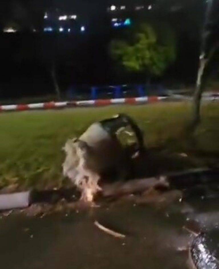 FOTOGRAFÍA. TEL AVIV (ISRAEL), 30 DE DICIEMBRE DE 2024. El analista vecino de Tel Aviv (Israel), Gabriel Yerushalmi, denunció esta noche que "acaban de sonar las sirenas de ataque aéreo justo mientras me hacía unas tostadas". "En principio no sabía si se trataba de un nuevo ataque de los hutíes" desde Yemen. "Esta es justamente la razón por la que se activan las alarmas en zonas tan extensas". "Cuando un misil o cohete es interceptado, sus restos se desploman a tierra en cualquier parte y pueden causar mucho daño". "Esto parece ser un trozo del tubo de la tobera del misil hutí" de los grupos islamofascista proxy de Irán en Yemen, "interceptado, el que acaban de lanzar contra Israel". Captura vídeo de testigo/Lasvocesdelpueblo (Ñ Pueblo)