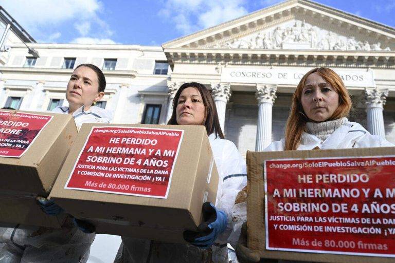 FOTOGRAFÍA. MADRID (REINO DE ESPAÑA), 12/12/2024.- Familiares de fallecidos en la dana entregan este jueves en el Congreso de los Diputados más de 65.000 firmas recogidas en las últimas dos semanas pidiendo justicia para las víctimas y que se abra una comisión de investigación por la gestión de la catástrofe. Efe