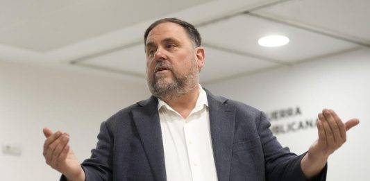 FOTOGRAFÍA. BARCELONA (CATALUÑA) REINO DE ESPAÑA, 17 DE DICIEMBRE DE 2024. El líder de ERC, Oriol Junqueras Vies, durante una entrevista con Efe en la que ha pedido al jefe del Ejecutivo de España, Pedro Sánchez Pérez-Castejón, y al presidente catalán, Salvador Illa Roca (PSC), que "aprendan a cumplir" los pactos que han suscrito con los republicanos y aparquen su "agenda partidista", porque "prometen muy bien", pero deben respetar sus compromisos. Efe