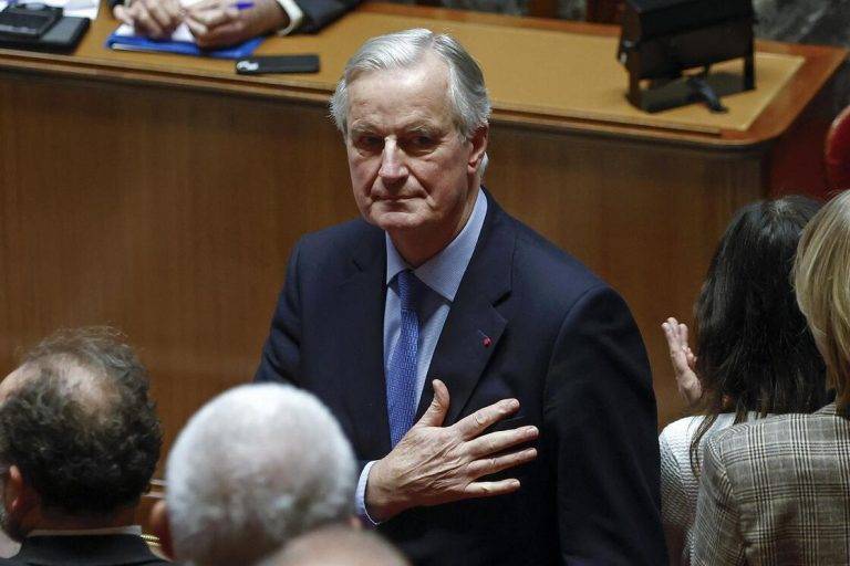 FOTOGRAFÍA. PARÍS (FRANCIA), 04 DE DICIEMBRE DE 2024. El primer ministro francés, Michel Barnier, hace un gesto después de pronunciar un discurso durante la moción de censura en la Asamblea Nacional, en París, Francia. Efe