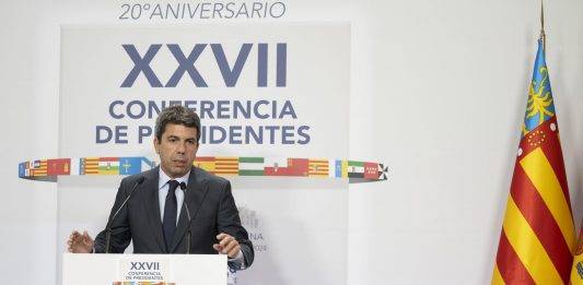 FOTOGRAFÍA. SANTANDER CANTABRIA) REINO DE ESPAÑA, 13/12/2024.- El presidente del Govern de la Comunitat Valenciana y líder del Partido Popular de Comunidad Valenciana (PP), Carlos Mazón Guíxot, realiza declaraciones durante la XXVII Conferencia de Presidentes, que se celebra este viernes en Palacio de la Magdalena de Santander. Efe