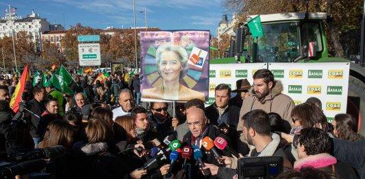 FOTOGRAFÍA. MADRID (REINO DE ESPAÑA), 16 DE DICIEMBRE DE 2024. «El acuerdo Mercosur-Unión Europea lo hemos conocido la semana pasada». «Se ha cerrado a oscuras». «Se ha cerrado por la espada». Son las denuncias que ha lanzado hoy el jefe de la Delegación de VOX en Bruselas, Jorge Buxadé Villalba, quien ha acompañado al sector primario en su protesta contra el acuerdo, frente al Ministerio de Agricultura. Lasvocesdelpueblo (Ñ Pueblo)