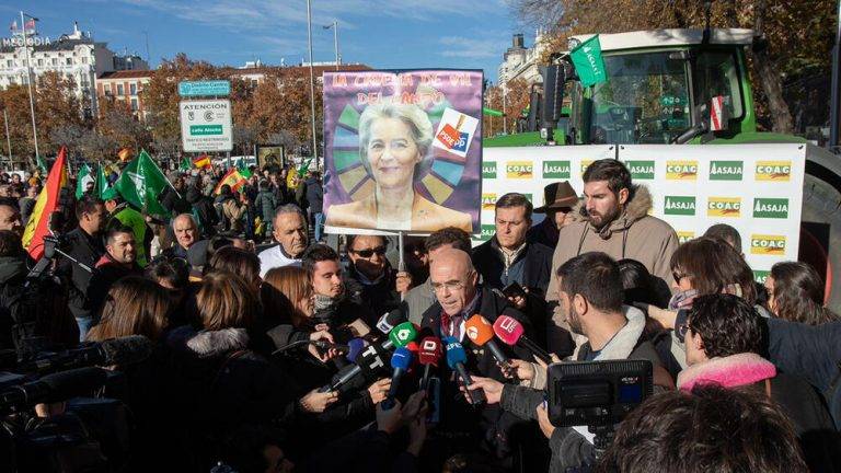 FOTOGRAFÍA. MADRID (REINO DE ESPAÑA), 16 DE DICIEMBRE DE 2024. «El acuerdo Mercosur-Unión Europea lo hemos conocido la semana pasada». «Se ha cerrado a oscuras». «Se ha cerrado por la espada». Son las denuncias que ha lanzado hoy el jefe de la Delegación de VOX en Bruselas, Jorge Buxadé Villalba, quien ha acompañado al sector primario en su protesta contra el acuerdo, frente al Ministerio de Agricultura. Lasvocesdelpueblo (Ñ Pueblo)