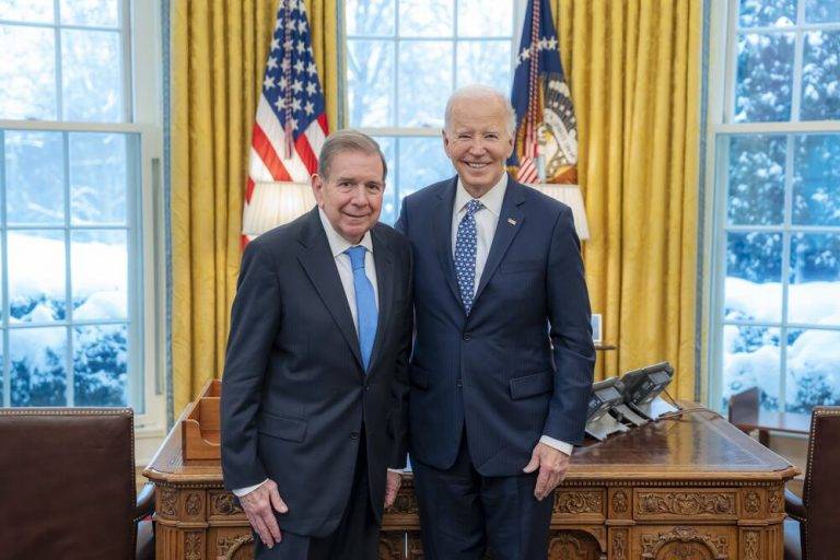 FOTOGRAFÍA. WASHINGTON (ESTADOS UNIDOS DE AMÉRICA), 06 DE ENERO DE 2025. El presidente de los Estados en funciones, Joe Biden (d), reconoce al ganador de las elecciones presidenciales en Venezuela, Edmundo González Urrutia, como presidente electoral de Venezuela. "Hoy he recibido al presidente electo de Venezuela, Edmundo González Urrutia (i), un hombre cuya campaña ha inspirado a millones de personas y que debería juramentarse dentro de cuatro días. El pueblo de Venezuela merece una transición pacífica del poder al verdadero ganador de sus elecciones presidenciales". Lasvocesdelpueblo (Ñ Pueblo)