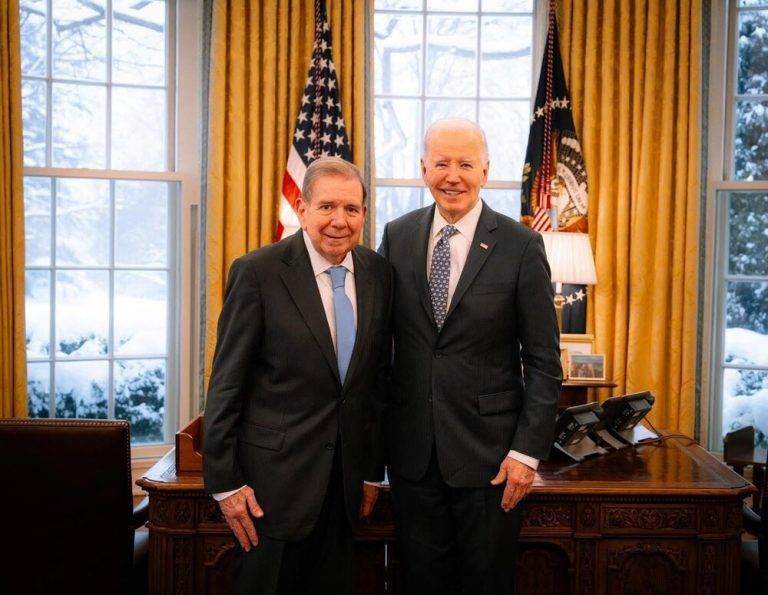 FOTOGRAFÍA. WASHINGTON (ESTADOS UNIDOS DE AMÉRICA), 06 DE ENERO DE 2025. El presidente de los Estados en funciones, Joe Biden (d), reconoce al ganador de las elecciones presidenciales en Venezuela, Edmundo González Urrutia, como presidente electoral de Venezuela. "Hoy he recibido al presidente electo de Venezuela, Edmundo González Urrutia (i), un hombre cuya campaña ha inspirado a millones de personas y que debería juramentarse dentro de cuatro días. El pueblo de Venezuela merece una transición pacífica del poder al verdadero ganador de sus elecciones presidenciales". Lasvocesdelpueblo (Ñ Pueblo)