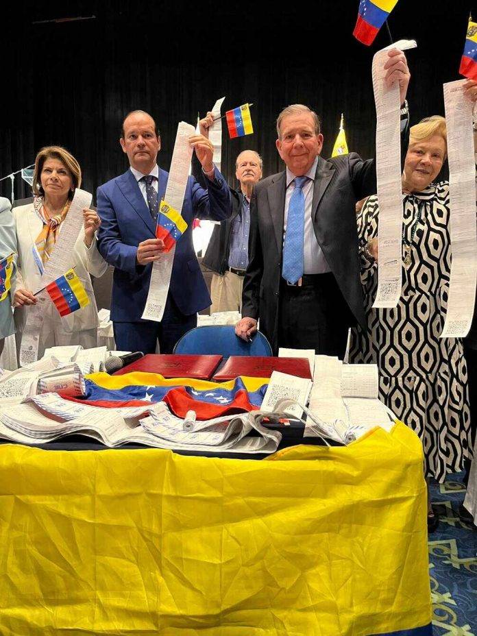 Panamá, Venezuela, Edmundo González Urrutia FOTOGRAFÍA. CIUDAD DE PANAMÁ (PANAMÁ), 08 DE ENERO DE 2025. Como parte de su gira internacional, el presidente electoral de Venezuela, Edmundo González Urrutia (2d), se reunió a primera hora de este miércoles con el presidente de Panamá, José Raúl Mulino, quien ratificó el respaldo de todos los panameños al presidente electo venezolano y afirmó que "de la mano de Dios usted regresará a Venezuela". Finalmente, el ministro de Relaciones Exteriores de Panamá, Javier Eduardo Martínez-Acha Vásquez, reiteró el apoyo a la causa libertaria en Venezuela y realzó la figura de María Corina Machado en esta lucha. Lasvocesdelpueblo (Ñ Pueblo)