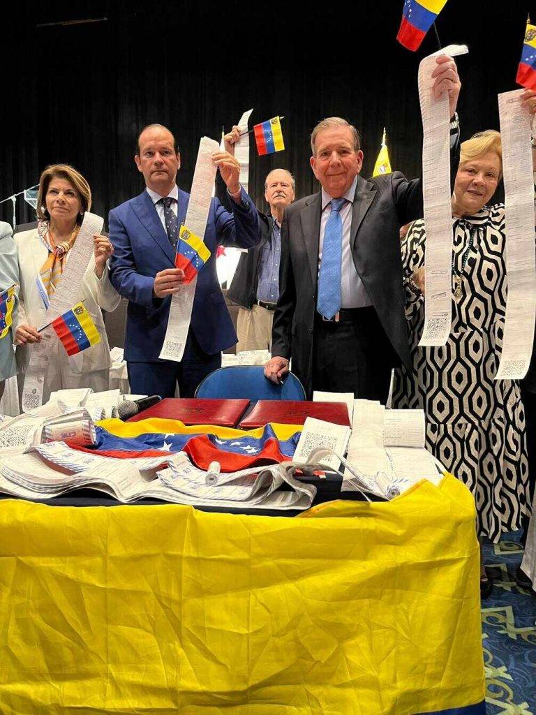 FOTOGRAFÍA. CIUDAD DE PANAMÁ (PANAMÁ), 08 DE ENERO DE 2025. Como parte de su gira internacional, el presidente electoral de Venezuela, Edmundo González Urrutia (2d), se reunió a primera hora de este miércoles con el presidente de Panamá, José Raúl Mulino, quien ratificó el respaldo de todos los panameños al presidente electo venezolano y afirmó que "de la mano de Dios usted regresará a Venezuela". Finalmente, el ministro de Relaciones Exteriores de Panamá, Javier Eduardo Martínez-Acha Vásquez, reiteró el apoyo a la causa libertaria en Venezuela y realzó la figura de María Corina Machado en esta lucha. Lasvocesdelpueblo (Ñ Pueblo)