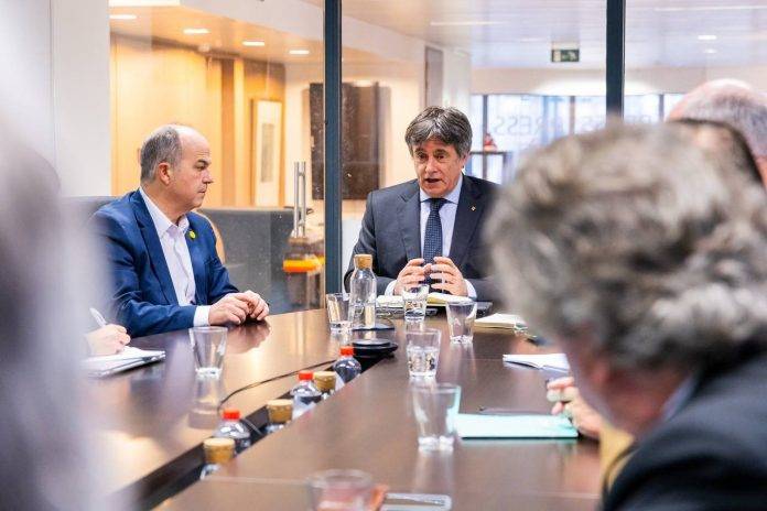 FOTOGRAFÍA. BRUSELAS (BÉLGICA), 17 DE ENERO DE 2025. El prófugo de la Justicia española, expresidente del Gobierno golpista de la Generalitat sediciosa de 2017, fundador único y presidente de la derechista cobarde secesionista Junts per Catalunya (JxCat) quien renunció a sus funciones de jefe de la oposición en el Parlament de Catalunya tras fracasar en las urnas, Carles Puigdemont Casamajó (c), ha ofrecido una rueda de prensa este viernes en las instalaciones de "Press Club" de Bruselas (Bélgica), posterior a la reunión de la Dirección Permanente de JxCat en la capital europea; entre los participantes, la portavoz del Grupo Parlamentario en el Congreso de los Diputados, Míriam Nogueras Camero; el secretario general de JxCat, Jordi Turull Negre (i); y el prófugo de la Justicia española ex-eurodiputado sin inmunidad parlamentaria, Antonio Comín Oliveres. Lasvocesdelpueblo (Ñ Pueblo)