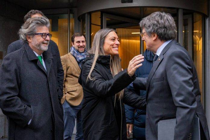Puigdemont, JxCat, Junts FOTOGRAFÍA. BRUSELAS (BÉLGICA), 17 DE ENERO DE 2025. El prófugo de la Justicia española, expresidente del Gobierno golpista de la Generalitat sediciosa de 2017, fundador único y presidente de la derechista cobarde secesionista Junts per Catalunya (JxCat) quien renunció a sus funciones de jefe de la oposición en el Parlament de Catalunya tras fracasar en las urnas, Carles Puigdemont Casamajó (d), ha ofrecido una rueda de prensa este viernes en las instalaciones de "Press Club" de Bruselas (Bélgica), posterior a la reunión de la Dirección Permanente de JxCat en la capital europea; entre los participantes, la portavoz del Grupo Parlamentario en el Congreso de los Diputados, Míriam Nogueras Camero (c); el secretario general de JxCat, Jordi Turull Negre; y el prófugo de la Justicia española ex-eurodiputado sin inmunidad parlamentaria, Antonio Comín Oliveres (fondo). Lasvocesdelpueblo (Ñ Pueblo)