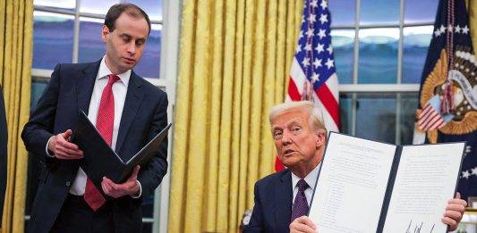 FOTOGRAFÍA. WASHINGTON (ESTADOS UNIDOS DE AMÉRICA), 2 DE ENERO DE 2025. El nuevo presidente de los Estados Unidos de América, Donald Jonh Trump, ha sido registrado este lunes en la Casa Blanca firmando Órdenes Ejecutivas en marco del cumplimiento de su promesa electoral. Lasvocesdelpueblo (Ñ Pueblo)