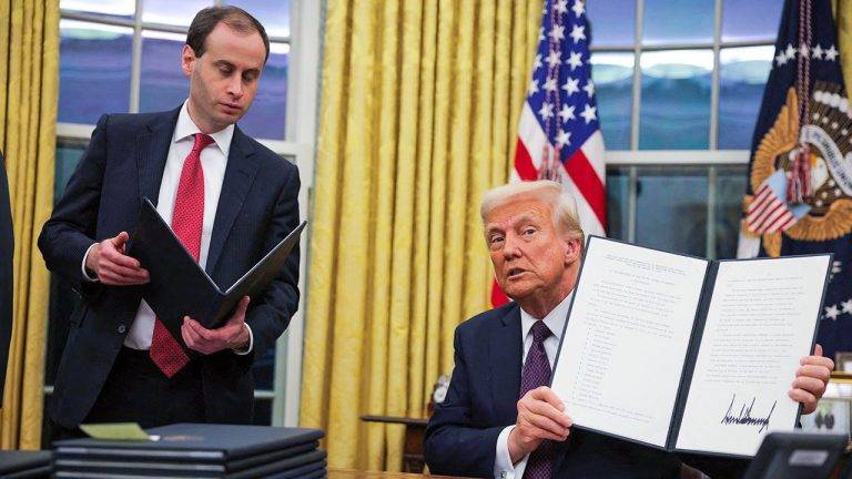 FOTOGRAFÍA. WASHINGTON (ESTADOS UNIDOS DE AMÉRICA), 2 DE ENERO DE 2025. El nuevo presidente de los Estados Unidos de América, Donald Jonh Trump, ha sido registrado este lunes en la Casa Blanca firmando Órdenes Ejecutivas en marco del cumplimiento de su promesa electoral. Lasvocesdelpueblo (Ñ Pueblo)