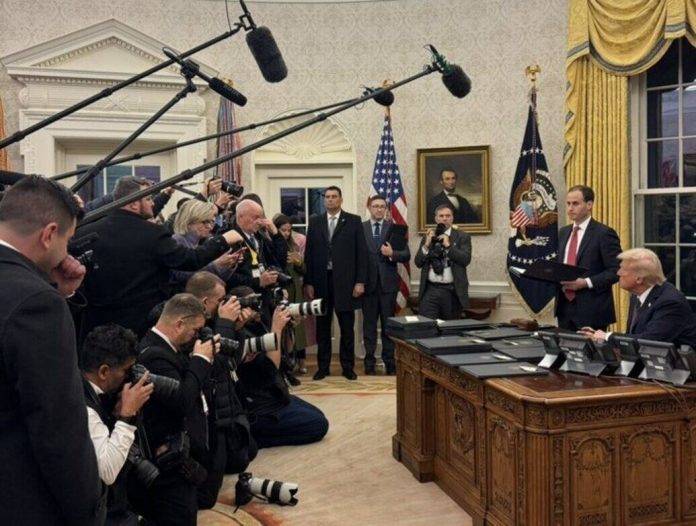 FOTOGRAFÍA. WASHINGTON (ESTADOS UNIDOS DE AMÉRICA), 2 DE ENERO DE 2025. El nuevo presidente de los Estados Unidos de América, Donald Jonh Trump, ha sido registrado este lunes en la Casa Blanca firmando Órdenes Ejecutivas en marco del cumplimiento de su promesa electoral. Lasvocesdelpueblo (Ñ Pueblo)