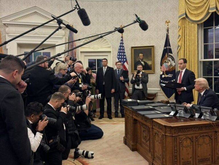 FOTOGRAFÍA. WASHINGTON (ESTADOS UNIDOS DE AMÉRICA), 2 DE ENERO DE 2025. El nuevo presidente de los Estados Unidos de América, Donald Jonh Trump, ha sido registrado este lunes en la Casa Blanca firmando Órdenes Ejecutivas en marco del cumplimiento de su promesa electoral. Lasvocesdelpueblo (Ñ Pueblo)