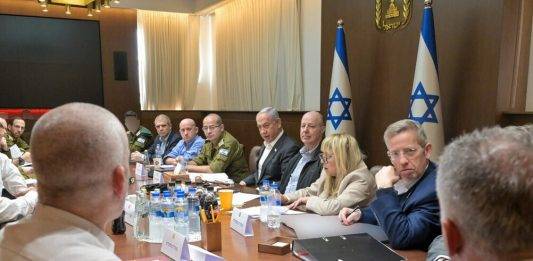 FOTOGRAFÍA. JERUSALÉN (ISRAEL), 17 DE ENERO DE 2025. Israel registra este viernes, 17 de enero de 2025, el comienzo del debate del Gabinete de Seguridad en la Oficina del Primer Ministro del Estado hebreo, Benjamín Netanyahu, en la capital de la Tierra Santa, en Jerusalén. "Antes de la reunión se celebró una evaluación de seguridad operativa sobre la implementación del acuerdo, presidida por el primer ministro Benjamin Netanyahu, junto con el equipo negociador que regresó de Doha (Catar)", informan fuentes del Gabinete del Primer Ministro de Israel. Gabinete del Primer Ministro de Israel/Lasvocesdelpueblo (Ñ Pueblo)