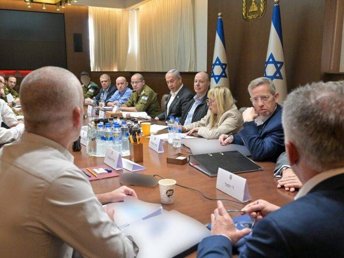 FOTOGRAFÍA. JERUSALÉN (ISRAEL), 17 DE ENERO DE 2025. Israel registra este viernes, 17 de enero de 2025, el comienzo del debate del Gabinete de Seguridad en la Oficina del Primer Ministro del Estado hebreo, Benjamín Netanyahu, en la capital de la Tierra Santa, en Jerusalén. "Antes de la reunión se celebró una evaluación de seguridad operativa sobre la implementación del acuerdo, presidida por el primer ministro Benjamin Netanyahu, junto con el equipo negociador que regresó de Doha (Catar)", informan fuentes del Gabinete del Primer Ministro de Israel. Gabinete del Primer Ministro de Israel/Lasvocesdelpueblo (Ñ Pueblo)