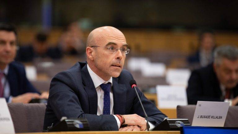 FOTOGRAFÍA. BRUSELAS (BÉLGICA), 16 DE ENERO DE 2025. Durante su intervención, Jorge Buxadé Villalba, jefe de la delegación de VOX, ha señalado: «En países como España, la mitad del precio de los hidrocarburos va a parar a las arcas del Estado por impuestos como el IVA, al 21%, y el Impuesto Especial sobre Hidrocarburos. Esta doble imposición es inaceptable y debe eliminarse si queremos que Europa sea un espacio de libertad y competitividad». Lasvocesdelpueblo (Ñ Pueblo)