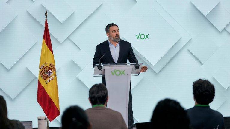 FOTOGRAFÍA. MADRID (REINO DE ESPAÑA, 13 DE ENERO DE 2025. El presidente de la formación del patriotismo europeo, Patriots Party, y líder opositor español por el partido político VOX, Santiago Abascal Conde, ha comparecido hoy ante los medios de comunicación, tras la reunión del Comité de Acción Política (CAP) en la sede nacional de los verdes -calle Bambú 12 de Madrid-. Lasvocesdelpueblo (Ñ Pueblo)