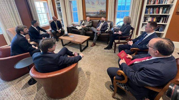 Abascal se reúne en Washington con los dos laboratorios de ideas con mayor influencia en la nueva Administración Trump Fundación Heritage e Instituto Hudson FOTOGRAFÍA. WASHINGTON (ESTADOS UNIDOS), 17 DE ENERO DE 2025. Juramentación del presidente electo de los Estados Unidos de América, Donald John Trump. El presidente de VOX, de Patriots party (Patriotas por Europa) y de Fundación Disenso, Santiago Abascal Conde (3 i) —que inauguró la presidencia europea de Patriotas el pasado mes de noviembre— ha estado acompañado por Kinga Gal, vicepresidenta de Patriotas y del partido Fidesz, que gobierna en Hungría; Hermann Tertsch, vicepresidente del Grupo Patriotas en el Parlamento Europeo y eurodiputado por VOX; y Jorge Martín Frías, director de la Fundación Disenso y asimismo eurodiputado por VOX. Estuvieron presentes en esta recepción el presidente de la Heritage Foundation, Kevin Roberts; Roger Severino, vicepresidente para la Política Interior; la vicepresidenta para la Seguridad Nacional, Victoria Coates; el asesor principal en la Fundación, James J. Carafano; el investigador principal de la Fundación Heritage y asesor internacional de la Fundación Disenso, Mike Gonzalez; o Nile Gardiner, director del Centro Margaret Thatcher, entre otros. Además, acudirán a este encuentro otras personalidades, Kristen Ziccarelli, Director de Producción del Centro para la Seguridad Nacional y la Inmigración; Joshua Trevino, Director de Transformación de la Fundación Texas para la Política Pública; y Henry Olsen, Investigador Principal del Centro para la Política Pública y la Ética. Lasvocesdelpueblo (Ñ Pueblo)