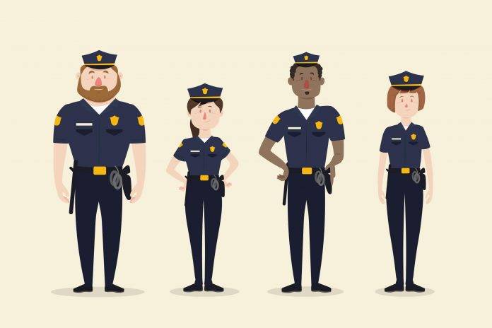 FOTOGRAFÍA. BARCELONA (CATALUÑA) REINO DE ESPAÑA, 24 DE ENERO DE 2025. Detalle de una colección de muñecos "Oficiales de Policía" para ilustrar una sentencia condenatoria sobre un agente de la Policía Local de Cangas de Onís que ha tenido que admitir un delito de acoso sexual a una compañera y aceptar el pago de un multa y una medida de alejamiento. El condenado indemnizará también a la víctima en concepto de responsabilidad civil con 3.000 euros por los daños y perjuicios morales causados. Tales conductas provocaron en la mujer de 26 años un profundo malestar, angustia, ansiedad y trastornos en el sueño, llegando a acudir a consulta en la unidad de salud mental, donde se le diagnosticó una reacción de ansiedad. Se le prescribió la baja médica el 23 de noviembre de 2020, no constando la fecha de alta, y poniendo los hechos en conocimiento del jefe de la Policía Local y posteriormente ante la Guardia Civil. Imagen Freepik/Lasvocesdelpueblo (Ñ Pueblo)