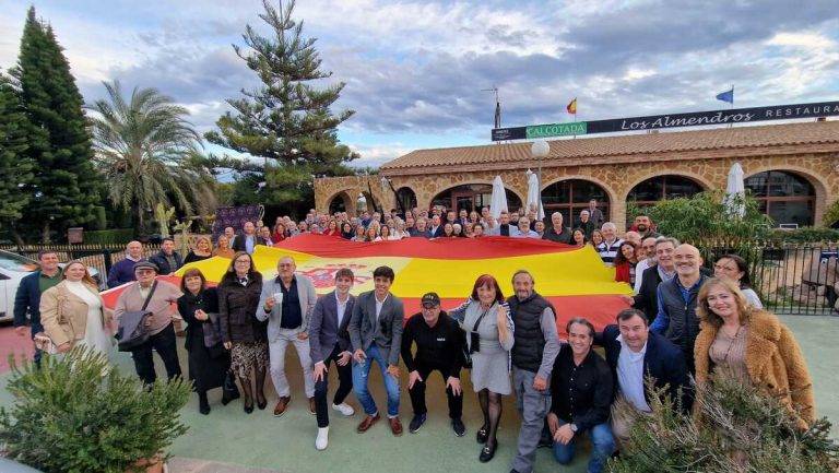 FOTOGRAFÍA. ALICANTE (COMUNIDAD VALENCIANA) REINO DE ESPAÑA, 25 DE ENERO DE 2025. Una comida patriota reúne a más de 350 personas en Alicante; un encuentro antes previsto en navidad pero suspendido en recuerdo y homenaje a las víctimas y damnificados por la DANA del 29 Octubre de 2024. A la comida acudieron destacados miembros de este partido político antiWOKE como los diputados de VOX por Alicante y Valencia al Congreso de los Diputados, Ignacio Gil Lázaro, José María Sánchez García y David García Gomis. También, desde la Comunidad Autónoma, asistieron la Presidente de las Cortes Valencianas y presidente de VOX en la provincia de Castellón, María de los Llanos Massó Linares (Llanos Massó); el síndico del Grupo Parlamentario de VOX Cortes Valencianas y presidente de VOX en la provincia de Valencia, José María Llanos Pitarch; la diputada y portavoz adjunto en las Cortes Valencianas, Ana Vega Campos; las diputadas regionales valencianas Julia Llopis Noheda y María Teresa Ramírez; el asesor de Presidencia de Corts Valencianes, Fernando Sanfelix Garcia; y cargos electos y orgánicos de la estructura provincial, así como centenares de afiliados y simpatizantes de esta formación de las clases obreras y trabajadores del Reino de España que preside el opositor español Santiago Abascal Conde. Lasvocesdelpueblo (Ñ Pueblo)