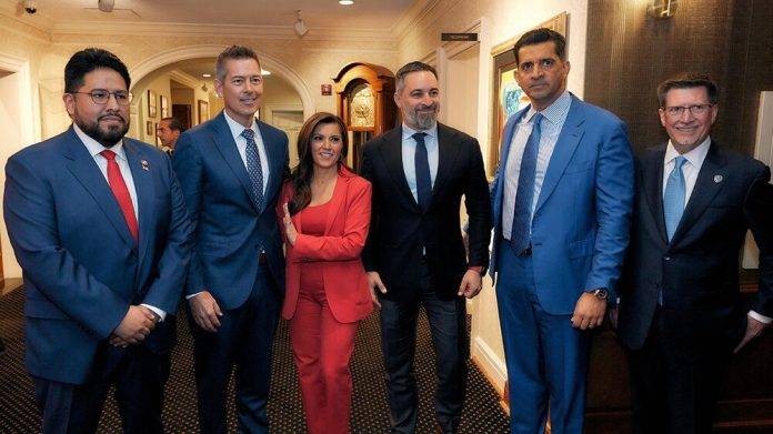 Almuerzo Presidente Abascal con Jefes de Estado en Washington Actuales amenazas para la seguridad mundial; Pedro Sánchez lleva a España al precipicio; la Historia lleva otra dirección FOTOGRAFÍA. WASHINGTON (ESTADOS UNIDOS DE AMÉRICA), 18 DE ENERO DE 2025. El presidente de la coalición política europea de 11 países de la Unión Europea, Patriots party (Patriotas por Europa) y líder opositor español por la formación de las clases obreras y antiWoke (antiprogresista/anticomunista) VOX, Santiago Abascal Conde (3 I), mantendrá hoy —hora Nueva York (franja horaria UTC-5, 6 horas de diferencia con Madrid (Reino de España)— un almuerzo este sábado en el Centro para una Sociedad Libre y Segura, en la capital estadounidense de Washington D.C., en el que coincidirá con varios jefes de Estado, entre ellos, el presidente de la República Dominicana, Luis Abinader, el presidente de Paraguay, Santiago Peña, y altos representantes del Gobierno de Panamá, entre otros. Se espera poder contar también con el presidente de Argentina, Javier Gerardo Milei. Lasvocesdelpueblo (Ñ Pueblo)